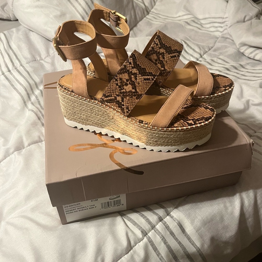 Snake print flatform sandals!